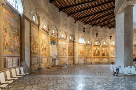 Foto de Frescos medievales decorando la sala circular dentro de la Basílica de San Clemens en Roma - Imagen libre de derechos