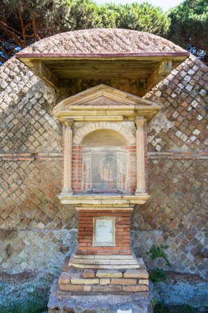Antiguo altar exterior de la necrópolis romana de Fiumicino