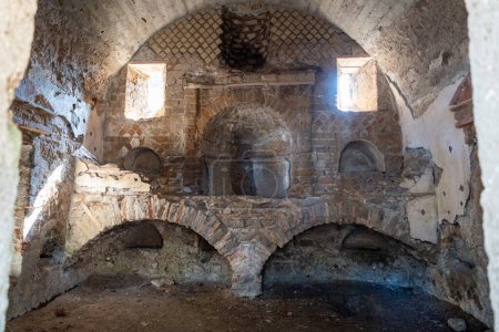 Vista interior de la antigua charnelhouse en una necrópolis romana en Italia