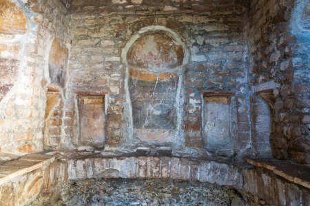 Vista interior de la antigua tumba en una necrópolis romana en Italia