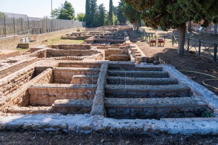 Fundamentos de antiguos edificios romanos en una zona de necrópolis en Italia