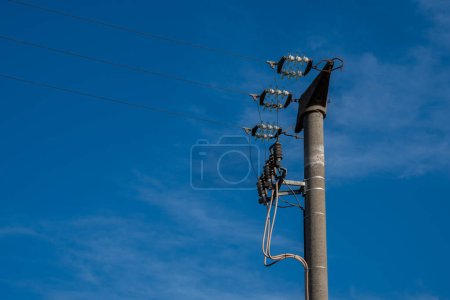 Foto de Hormigón poste de línea de alta tensión con cables de caída sobre el cielo azul, espacio de copia - Imagen libre de derechos