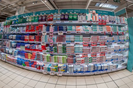 Foto de Cuneo, Italia - 18 de noviembre de 2022: estantes con productos de higiene bucal, pastas dentales y enjuagues bucales en venta en el supermercado italiano Conad - Imagen libre de derechos