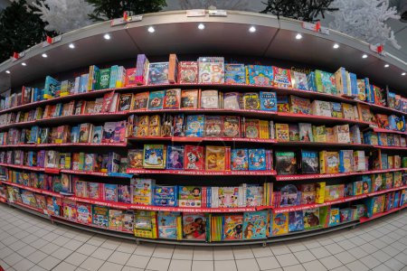 Téléchargez les photos : Cuneo, Italie - 30 novembre 2022 : livres pour enfants et enfants exposés sur les étagères d'un grand supermarché italien avec des prix réduits - en image libre de droit