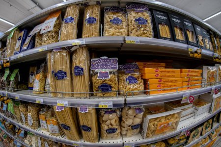 Téléchargez les photos : Cuneo, Italie - 30 novembre 2022 : Étagères avec présentoir de paquets de pâtes Gragnano dessinées en bronze et autres types de pâtes aux œufs à vendre dans un supermarché italien, vue sur l'oeil de poisson - en image libre de droit