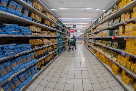 Téléchargez les photos : Cuneo, Italie - 30 novembre 2022 : allée de supermarché avec étagères avec présentoir de paquets de pâtes et autres types de pâtes aux œufs à vendre dans un supermarché italien, vue sur les poissons - en image libre de droit
