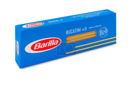 Téléchargez les photos : Italie - 22 décembre 2022 : Barilla pasta bucatini box packaging, grand spaghetti perforé dans la boîte bleue typique isolé sur blanc, chemin de coupe. Barilla est mondialement célèbre usine de pâtes italiennes - en image libre de droit