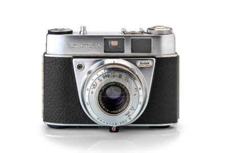 Foto de Cuneo, Italy - January 17, 2023: KODAK RETINETTE 1A (typ 044-250S) made in Germany between 1963/1967 - vintage 35mm film camera isolated on white background, clipping path included - Imagen libre de derechos