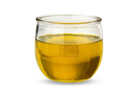 Téléchargez les photos : Extra virgin olive oil in glass cup, isolated on white with clipping path included - en image libre de droit