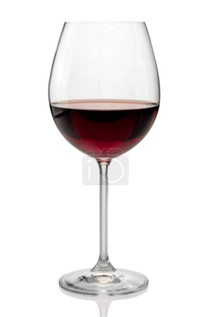 Kelchglas Rotwein, isoliert auf weißem Untergrund, Schneideweg