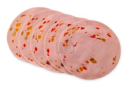 Paprika-Lyoner-Wurstscheiben mit roter Paprika, isoliert auf weiß mit Schneideweg