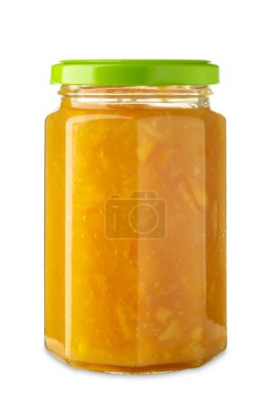 Téléchargez les photos : Marmelade d'orange dans un bocal en verre, découpée sur blanc avec chemin de coupe inclus - en image libre de droit