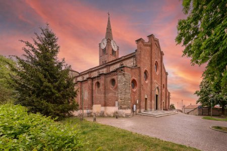 Téléchargez les photos : Pinerolo, Turin, Piémont, Italie - 29 avril 2023 : Eglise médiévale de San Maurizio 13ème siècle avec un ciel coloré au coucher du soleil - en image libre de droit