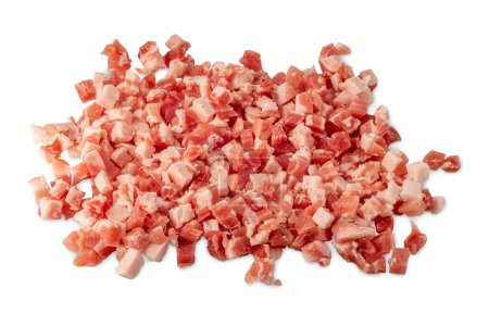 Téléchargez les photos : Pile de bacon coupé en dés isolé sur blanc avec chemin de coupe inclus - en image libre de droit