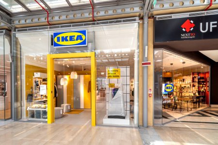 Téléchargez les photos : Turin, Italie - 22 mai 2023 : IKEA Plan and Order Point in Turin Lingotto Shopping Center, store with Ikea co-workers for furniture consultations and for home or warehouse purchase and delivery - en image libre de droit