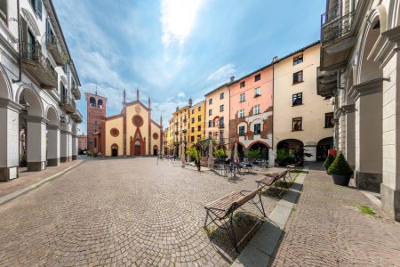Pinerolo, Turin, Piemont, Italien - Landschaft des San Donato Platzes mit der Kathedrale San Donato (10. - 15. Jh.) und antike mittelalterliche Paläste mit Arkaden