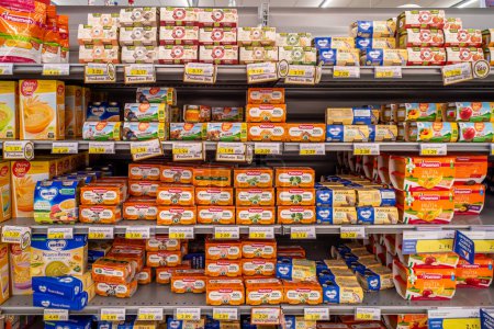 Téléchargez les photos : Italie - 10 juillet 2023 : Aliments pour bébés homogénéisés emballés d'origine biologique de divers types et marques présentés en vente sur les étagères d'un supermarché italien. Paquets de nourriture pour bébé Plasmon - en image libre de droit