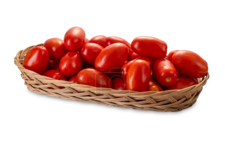 Foto de Tomates rojos de ciruela en canasta de mimbre aislados en blanco con camino de recorte incluido - Imagen libre de derechos