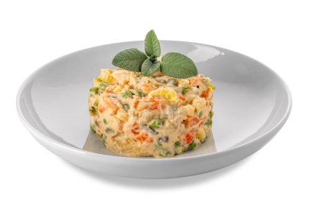 Russischer Salat in weißem Teller mit Salbeiblättern, typischer piemontesischer Salat aus Italien mit Gemüsestücken mit Mayonnaise-Sauce. Isoliert auf weißem, abschneidendem Pfad 