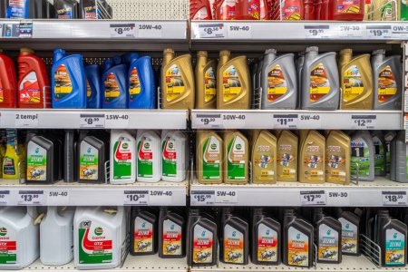 Foto de Italia - 15 de noviembre de 2023: aceite de automóvil de motor en paquetes de varios tipos y marcas como Castrol, Petronas Selenia y Eni se muestran en estantes para la venta en la tienda de bricolaje - Imagen libre de derechos