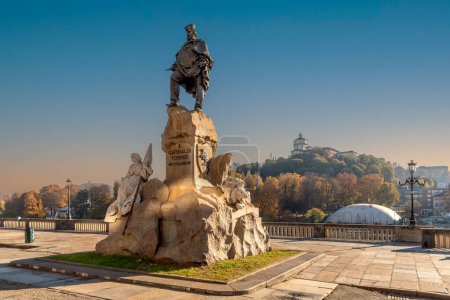 Téléchargez les photos : Turin, Italie - 23 novembre 2023 : Le monument à Giuseppe Garibaldi (1887) sur le Corso Cairoli avec Monte Dei Cappuccini colline avec l'église Santa Maria al Monte en arrière-plan - en image libre de droit