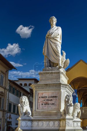 Téléchargez les photos : Florence, Italie - 07 décembre 2023 : Mémorial Dante Alighieri, une grande statue en marbre blanc de Dante Alighieri, érigée en 1865 sur la place Santa Croce. - en image libre de droit