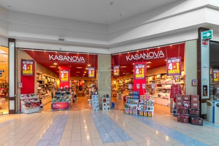 Téléchargez les photos : Mondovi, Italie - Décembre 11, 2023 : Kasanova magasin, articles ménagers et magasin dans le centre commercial italien - en image libre de droit