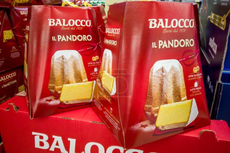 Téléchargez les photos : Italie - 20 décembre 2023 : Gâteau Balocco Pandoro en paquet rouge de Noël exposé à la vente dans un supermarché italien - en image libre de droit