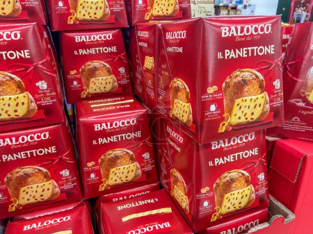Téléchargez les photos : Italie - 20 décembre 2023 : Gâteau Balocco Panettone en paquet rouge de Noël exposé à la vente dans un supermarché italien - en image libre de droit