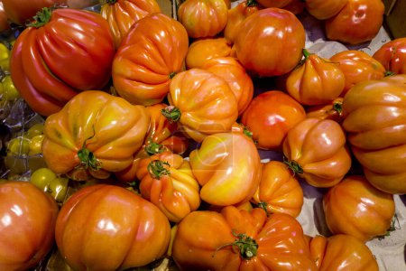 Téléchargez les photos : Tomates Oxheart en boîte vue du dessus - en image libre de droit