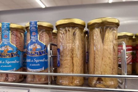 Téléchargez les photos : Italie - 24 décembre 2023 : Filets de maquereau de poisson dans des bocaux en verre de marque AS do MAR exposés à la vente en magasin italien, est une marque de Generale Conserve SpA de Gênes, Italie - en image libre de droit