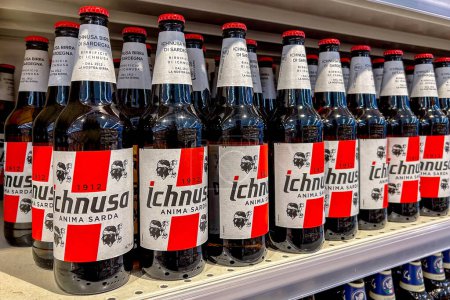 Téléchargez les photos : Italie - 11 janvier 2024 : Bière Ichnusa en bouteille de verre sur des étagères à vendre dans un supermarché italien. Bière brassée en Sardaigne, en Italie, depuis plus d'un siècle - en image libre de droit