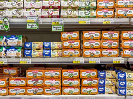 Téléchargez les photos : Italie - 17 janvier 2024 : aliments homogénéisés pour bébés de différentes saveurs dans des emballages de différentes marques, Plasmon et Mellin, exposés sur des étagères à vendre dans un supermarché italien - en image libre de droit