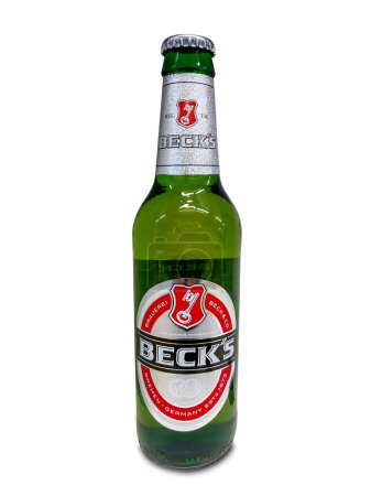 Téléchargez les photos : Italie - 31 janvier 2024 : Bière Beck en bouteille de verre vert, Brême bière allemande, isolée sur blanc avec chemin de coupe - en image libre de droit