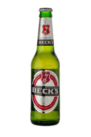 Téléchargez les photos : Italie - 31 janvier 2024 : Bière Beck en bouteille de verre vert, Brême bière allemande, isolée sur blanc avec chemin de coupe - en image libre de droit