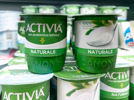 Téléchargez les photos : Italie - 17 février 2024 : Activia avec des probiotiques Bifidus, paquets de yaourts exposés à la vente dans un supermarché italien. Activia fait partie du groupe Danone - en image libre de droit