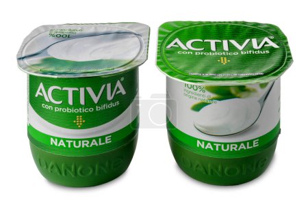 Téléchargez les photos : Italie - 20 février 2024 : Activia avec Bifidus probiotique, yaourt naturel dans des paquets italiens isolés sur blanc avec chemin de coupe. Activia fait partie du groupe Danone - en image libre de droit
