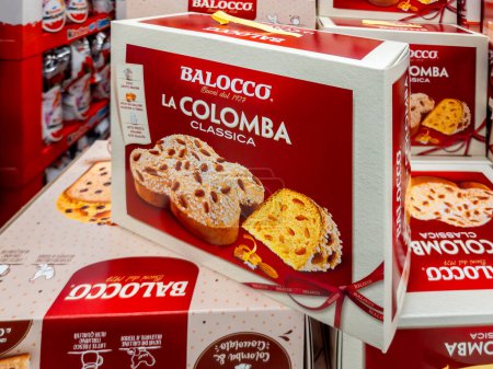 Foto de Fossano, Italia - 13 de marzo de 2024: Balocco Paloma de Pascua en paquete rojo que se muestra para la venta en el supermercado italiano. Balocco es una importante fábrica de confitería italiana especializada en panettone - Imagen libre de derechos