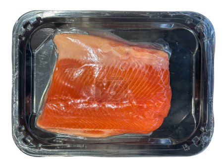 Gefrorene Lachsscheibe in schwarzem, vakuumversiegeltem Kunststoff-Tablett für Sous-Vide-Kochen isoliert auf weiß mit Clip-Pfad