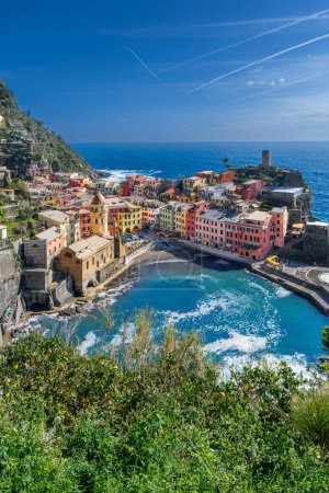 Foto de Vernazza, La Spezia, Liguria, Italia: vista del pueblo pesquero con casas típicas de colores, Vernazza es un pueblo en el Parque Nacional Cinque Terre - Imagen libre de derechos