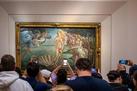Foto de Florencia, Italia - 04 de abril de 2024: Visitantes del Museo de la Galería de los Uffizi de Florencia toman fotos frente a la famosa pintura El nacimiento de Venus de Sandro Botticell - Imagen libre de derechos