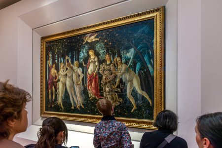 Foto de Florencia, Italia - 04 de abril de 2024: Visitantes del Museo de la Galería Uffizi de Florencia contemplan la famosa pintura La primavera de Sandro Botticelli (1480) - Imagen libre de derechos