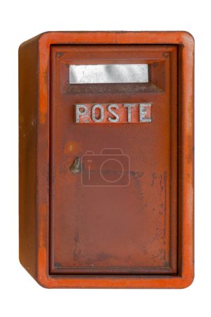 Italienischer Vintage roter rostiger Briefkasten mit dem Wort Poste zum Versenden von Briefen. Isoliert auf weiß mit Clipping-Pfad enthalten