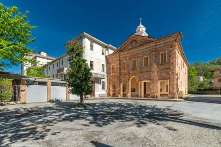 Peveragno, Cuneo, Italie - 19 avril 2024 : Sanctuaire de Notre-Dame des Bois ou du Borgato (XIIIe siècle.) près du bâtiment abandonné du Collège Salésien des années 1960-80