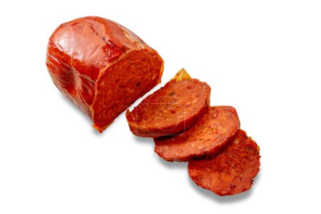 In Scheiben geschnittene Nduja isoliert auf weiß, Nduja ist ein würziger Schweinefleisch-Chilischaufstrich typisch für Kalabrien, Italien. Schneidpfad inklusive