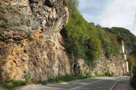 Téléchargez les photos : Chaîne de montagnes au Mali Zvornik, Serbie, 29 septembre 2022 Dépôt d'antimoine de Brasina, Guchevo. Rochers surplombant la route. - en image libre de droit