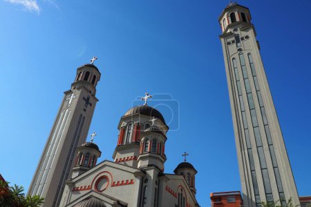 Téléchargez les photos : Zvornik, Bosnie-Herzégovine, 1er octobre 2022 La cathédrale de la Nativité de la Bienheureuse Vierge Marie à Zvornik de l'éparchie de Zvornik-Tuzla est la principale et la plus grande église orthodoxe de Zvornik. - en image libre de droit