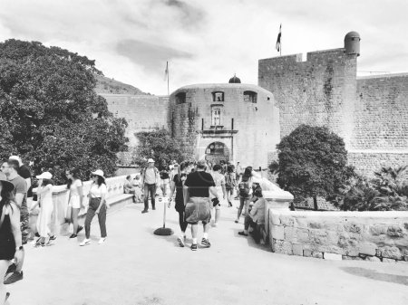 Foto de Pile Gate Dubrovnik Croacia 14 de agosto de 2022 Personas hombres y mujeres caminan a lo largo del puente de piedra hasta la puerta de la Ciudad Vieja. Multitud de turistas. Entrada ocupada. La entrada principal al casco antiguo, concurrida Pile Gate - Imagen libre de derechos