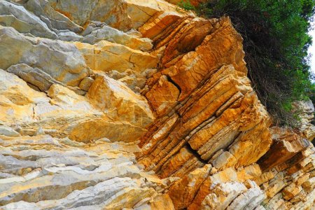 Foto de Flysch es una serie de rocas sedimentarias marinas que son predominantemente clásticas en origen y se caracterizan por la alternancia de varias capas litológicas. Balcanes Montenegro Herceg Novi Meljine - Imagen libre de derechos