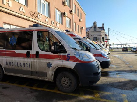 Foto de Sremska Mitrovica 29 junio 2022 Serbia Una ambulancia se encuentra en el edificio de un hospital covid. Varias ambulancias están listas para atender la llamada. Edificio dispensario, calle. Lucha contra el virus pandémico - Imagen libre de derechos